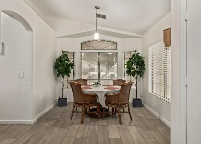 West Valley Pool Side Oasis Holiday home Surprise
